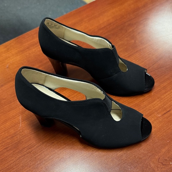 Life Stride Shoes - Life stride heels 7.5 wide // 011040